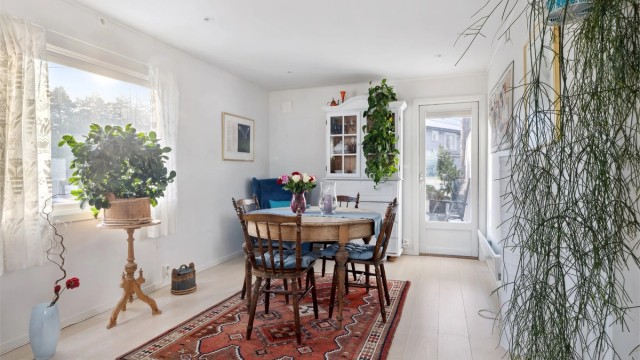Rikelig med plass til stort spisebord.
