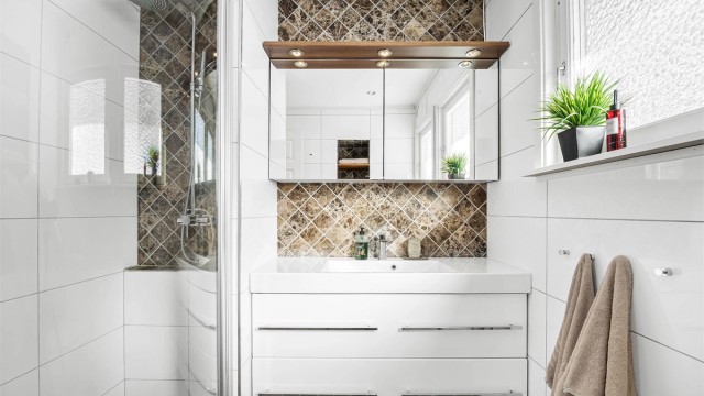 Badet har dusjnisje med dusjvegg-/dør av glass og regnfallsdusj.