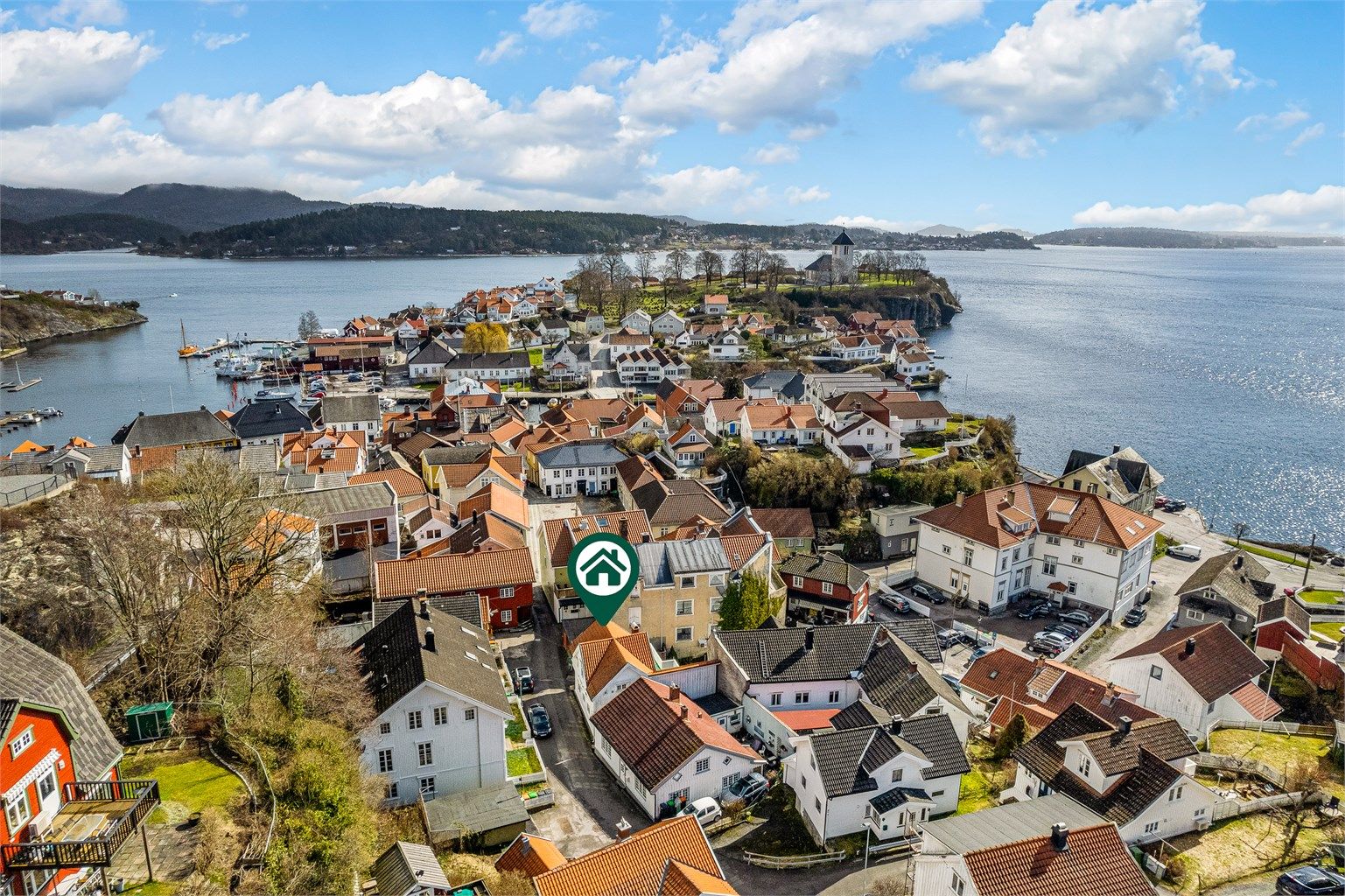 Fra boligen er det kort avstand til bykjernen og til sjøen.