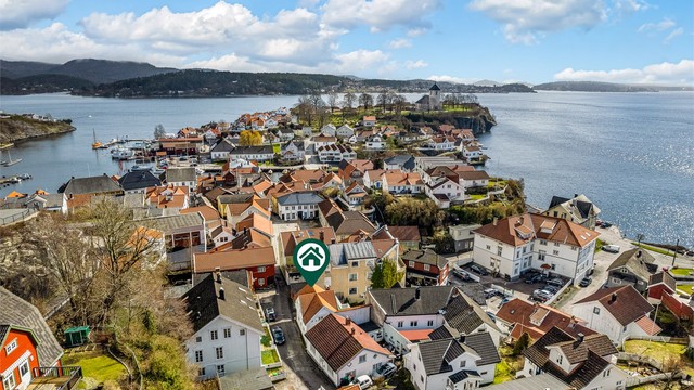 Fra boligen er det kort avstand til bykjernen og til sjøen.