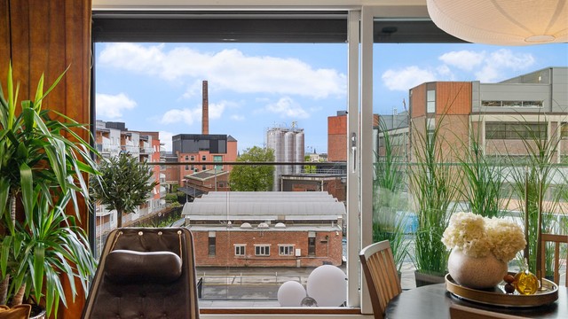 Leiligheten vender mot sør-vest og har en privat følelse med store vindusflater mot selve sjokoladefabrikken og lite innsyn.