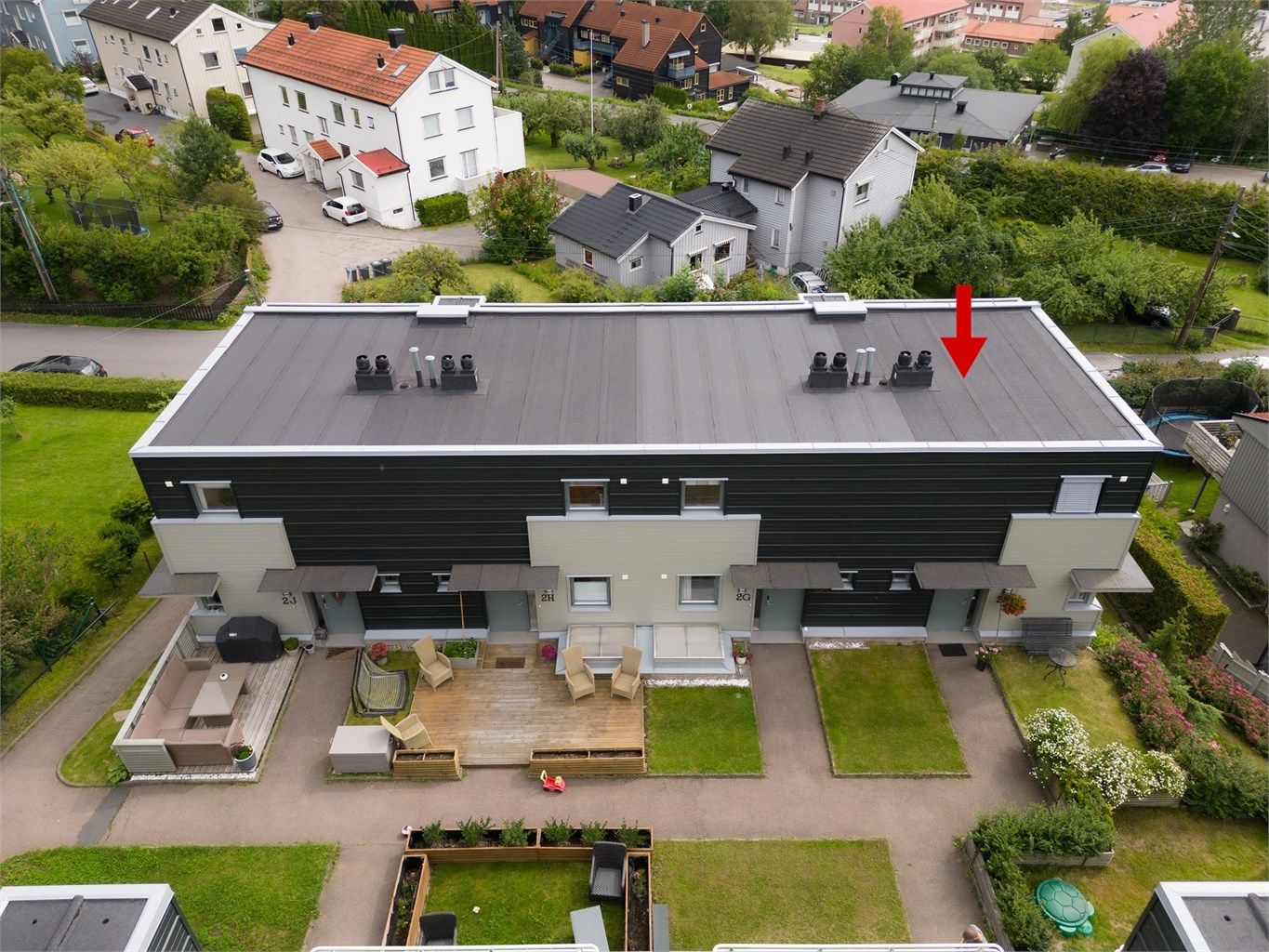 Rekkhuset har flere terrasser- Hage - 2 garasjeplasser, en med elbil-lader