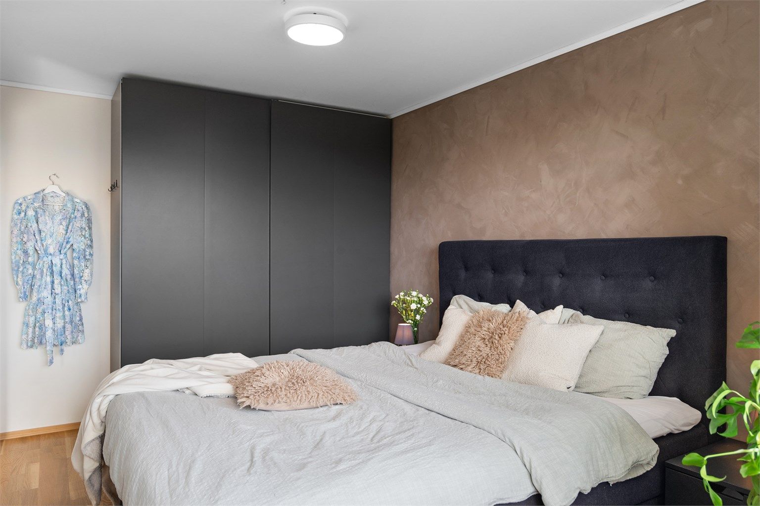 - Innredet med stort garderobeskap -