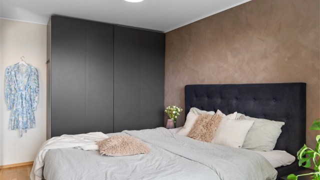 - Innredet med stort garderobeskap -