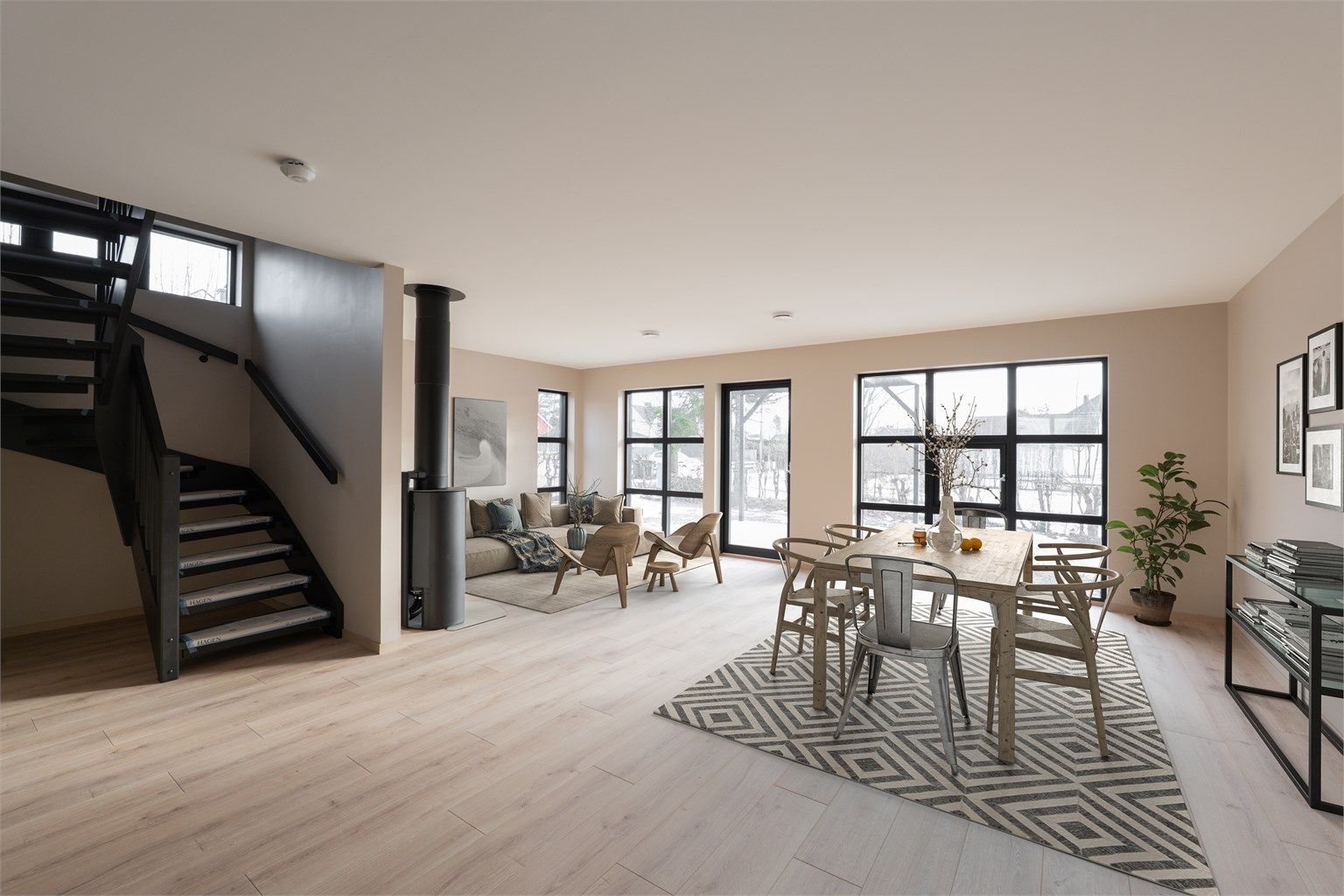 Albert Moeskaus vei 33A presenteres av Raymond Bøhn i Krogsveen. Fotograf; Kristoffer Kristiansen. Digitalt møblert bilde. Fotograf; Kristoffer Kristiansen.