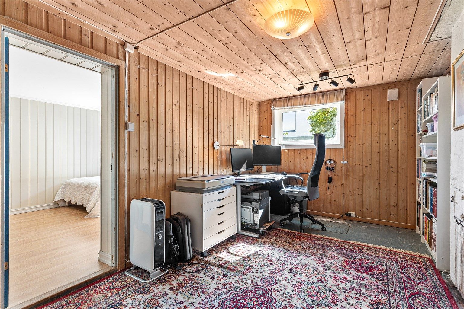 Den ene boden i kjelleren er omgjort og benyttes i dag som kontor. Endringen er ikke omsøkt eller bruksendret.
