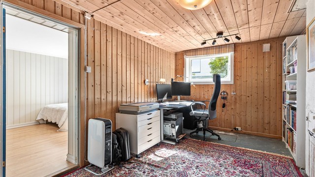 Den ene boden i kjelleren er omgjort og benyttes i dag som kontor. Endringen er ikke omsøkt eller bruksendret.