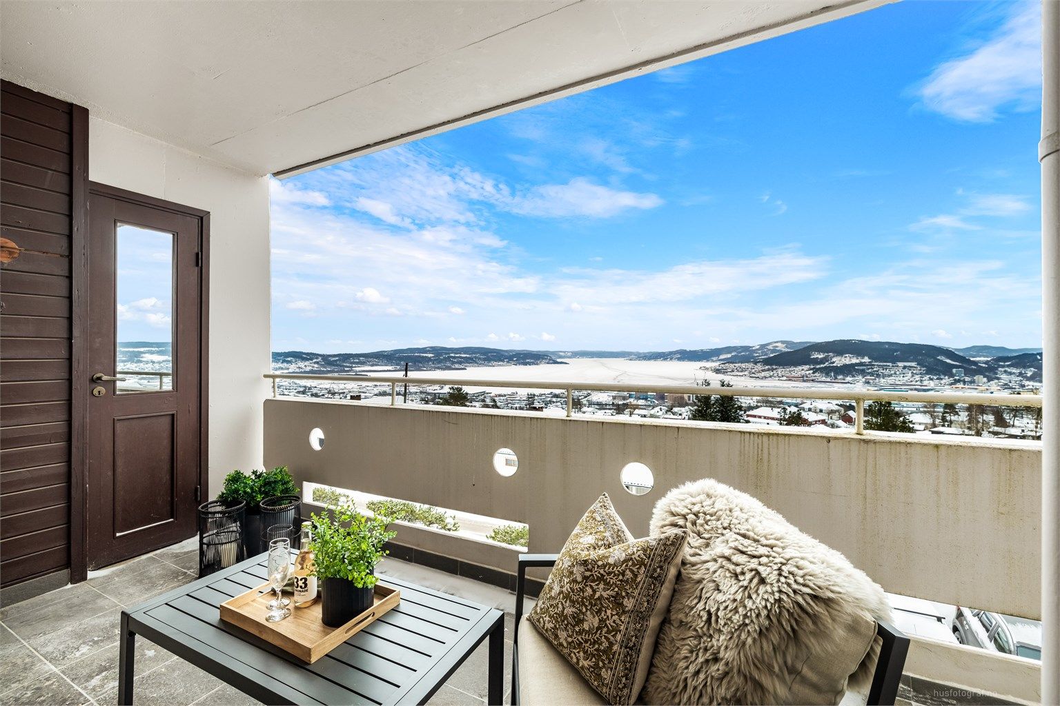 Balkongen har gode solforhold og god plass til en sittegruppe.