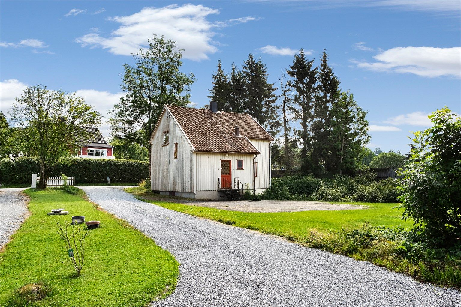 Eiendommen har delvis felles innkjørsel med naboen