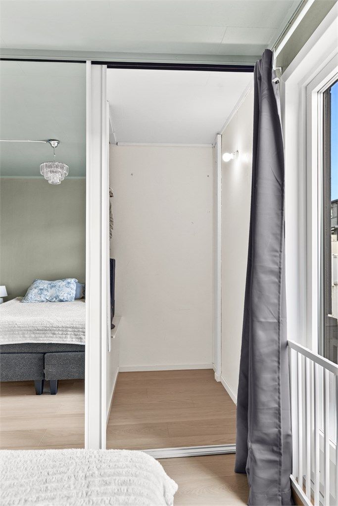 Soverommet har også en praktisk walk-in-garderobe.