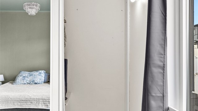 Soverommet har også en praktisk walk-in-garderobe.