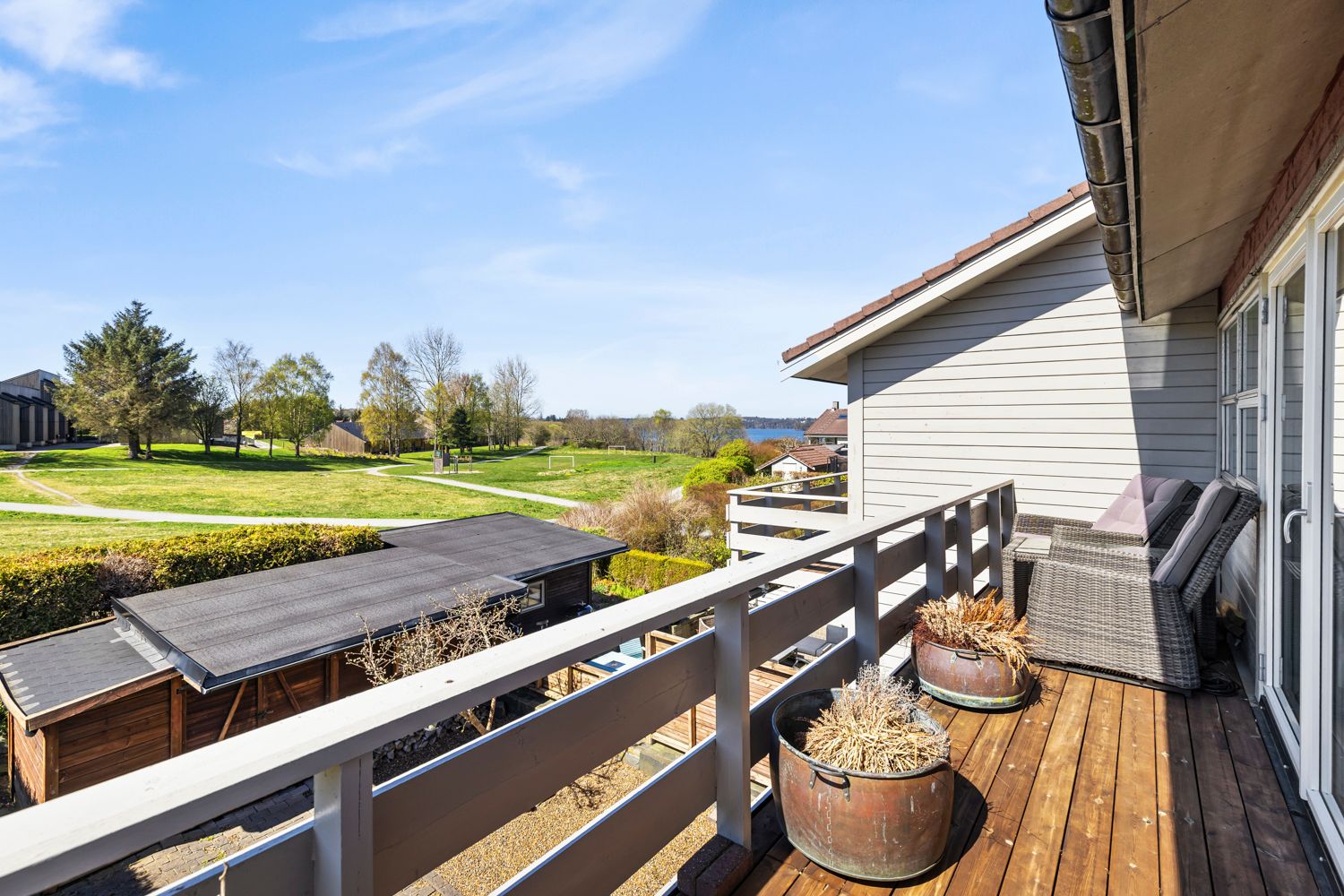 Verandaen har god plass til en sittegruppe og nydelig utsikt. (Foto: Marianne Lyse). 