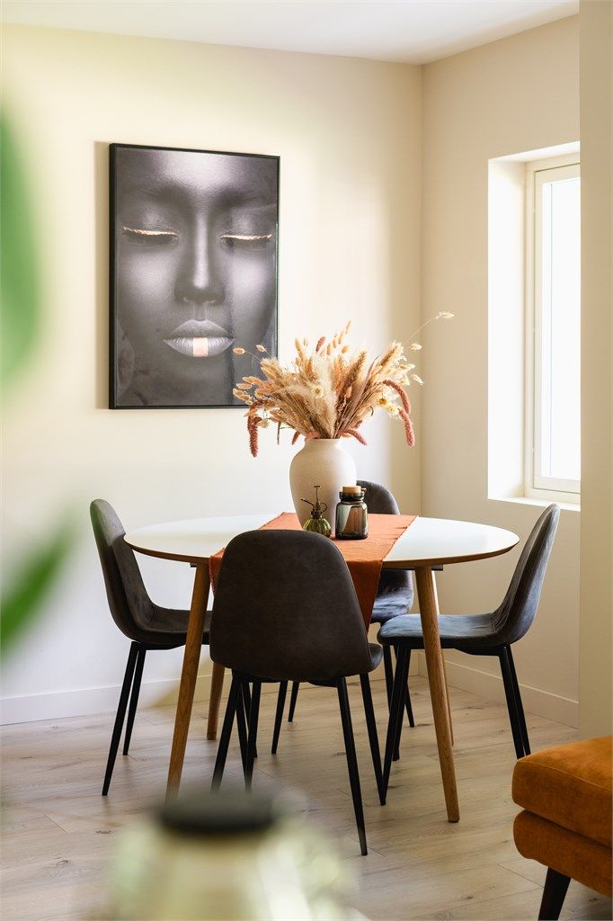  De store vindusflatene slipper inn rikelig med lys og skaper en fin og luftig atmosfære.