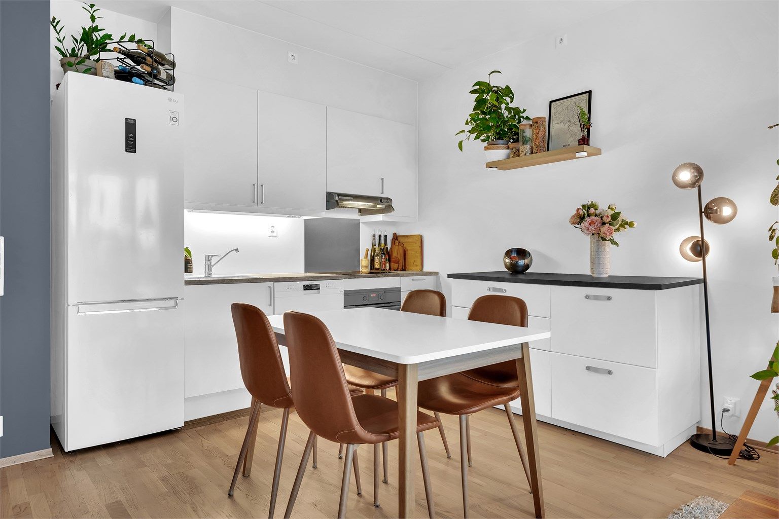 Selger har satt opp en kjøkkenbenk for ekstra arbeidsplass. Denne medfølger. 