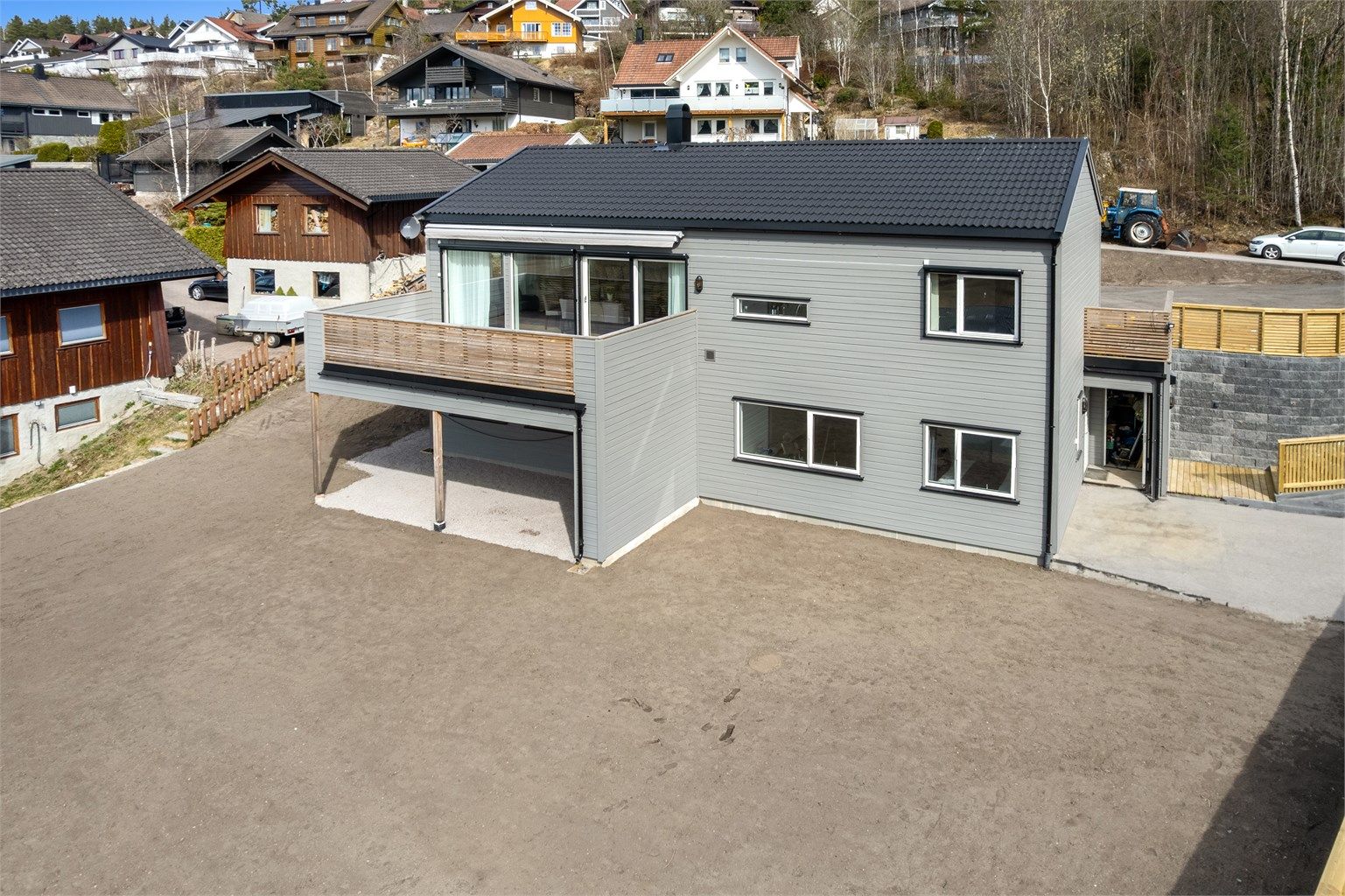 Velkommen til Glimmerveien 10 A og B! En nesten helt ny bolig oppført i 2024 på svært solrik tomt med nydelig utsikt. Boligen er godkjent med utleiedel og har energiøknomisk bergvarme med vannbåren varme i gulv i begge etasjer.