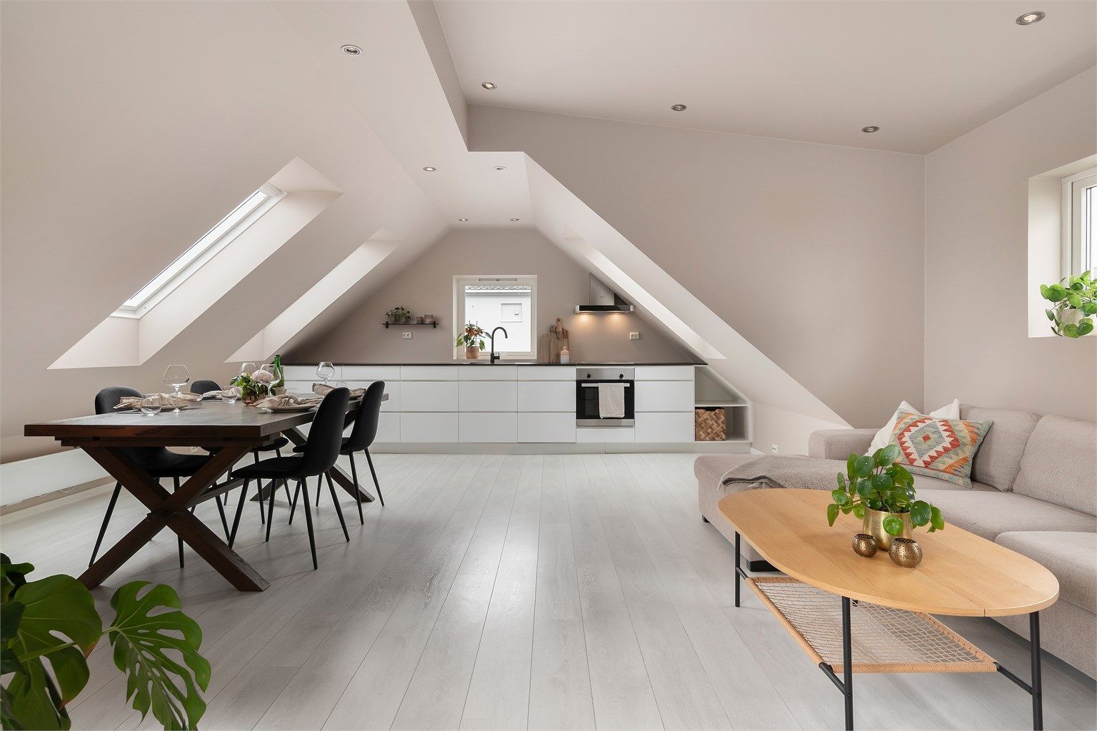 Leiligheten har en åpen og sosial stue-kjøkkenløsning med et gulvareal på ca 32m²