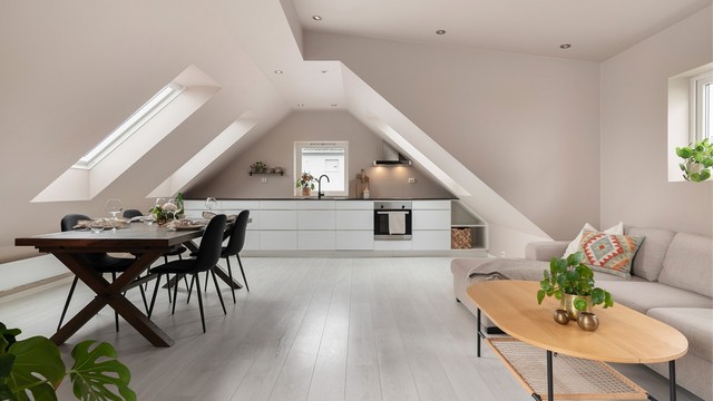 Leiligheten har en åpen og sosial stue-kjøkkenløsning med et gulvareal på ca 32m²