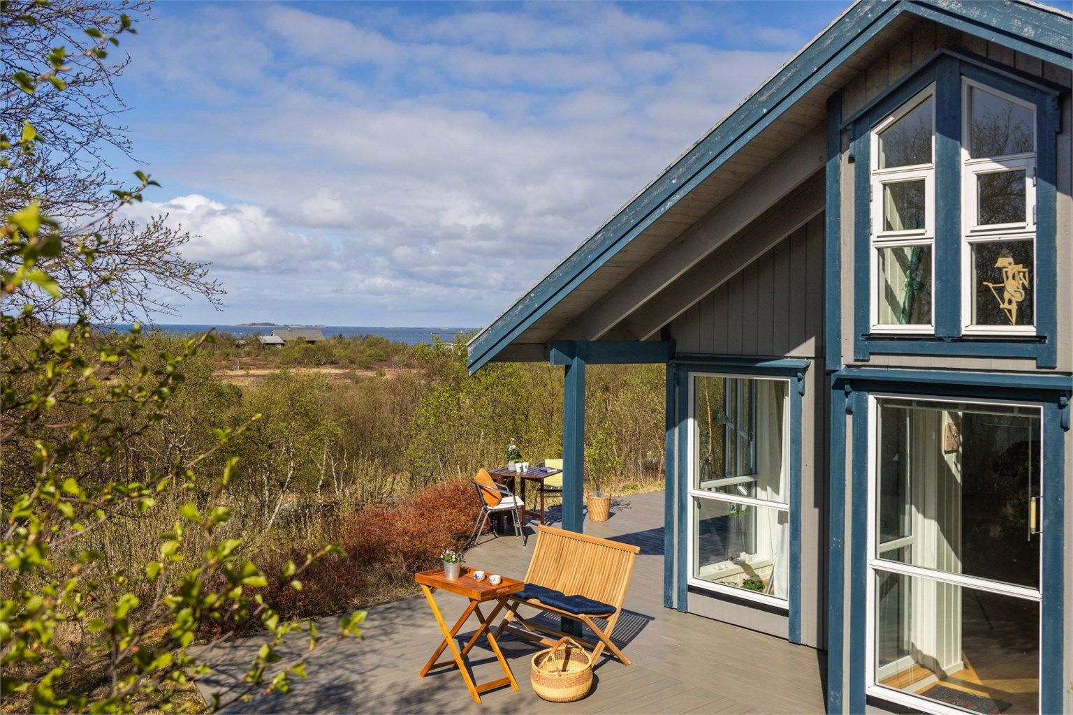 Her kan man nyte gode solforhold og utsikt mot skipsleia, samtidig som omgivelsene innbyr til både rekreasjon og aktive dager ute. 