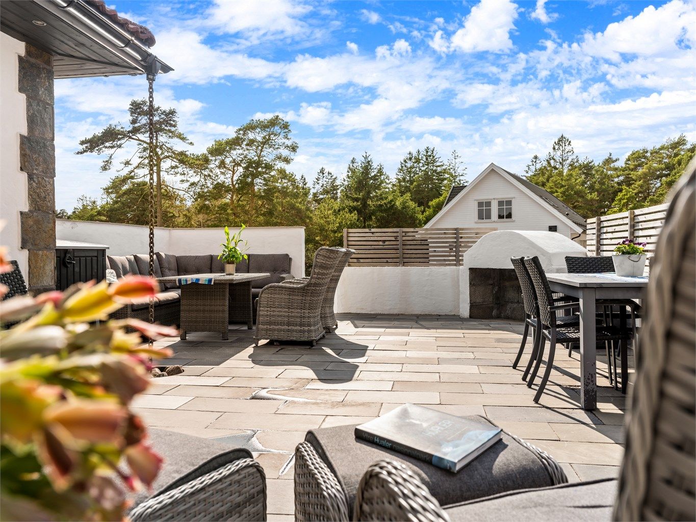 Velg side etter solens gang! Flere uteplasser i form av terrasser og plattinger er anlagt rundt boligen.