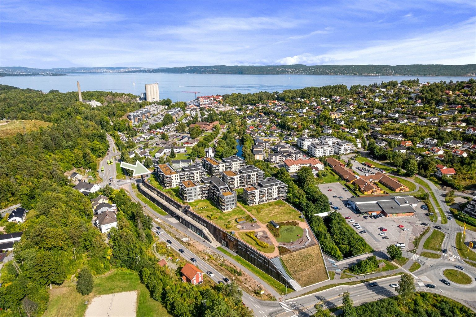 Kort vei til Oslofjorden og Slemmestad brygge med hurtigbåt til Aker brygge. Kystbyen Slemmestad er i sterk utvikling