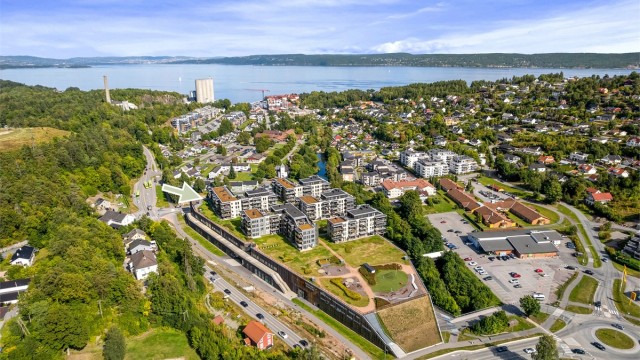 Kort vei til Oslofjorden og Slemmestad brygge med hurtigbåt til Aker brygge. Kystbyen Slemmestad er i sterk utvikling