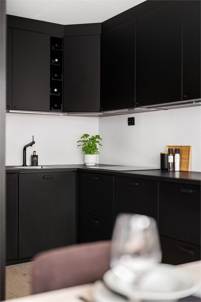 Kjøkkenet er pusset opp i 2019 og er fra IKEA med stilfulle svarte fronter og benkeplate. 