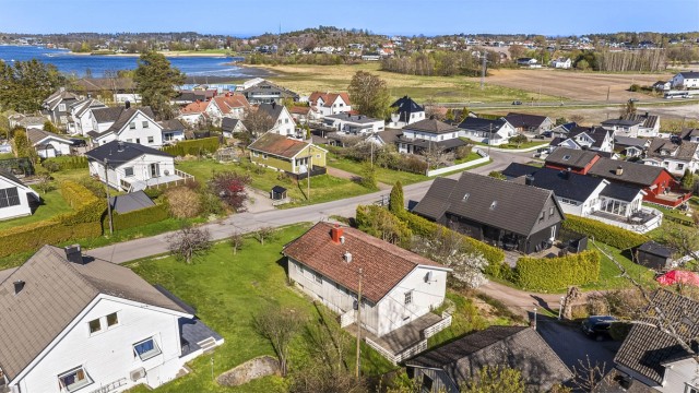 Skarphagaveien er en hyggelig boliggate mellom Øvre Smidsrødvei og Smidsrødveien