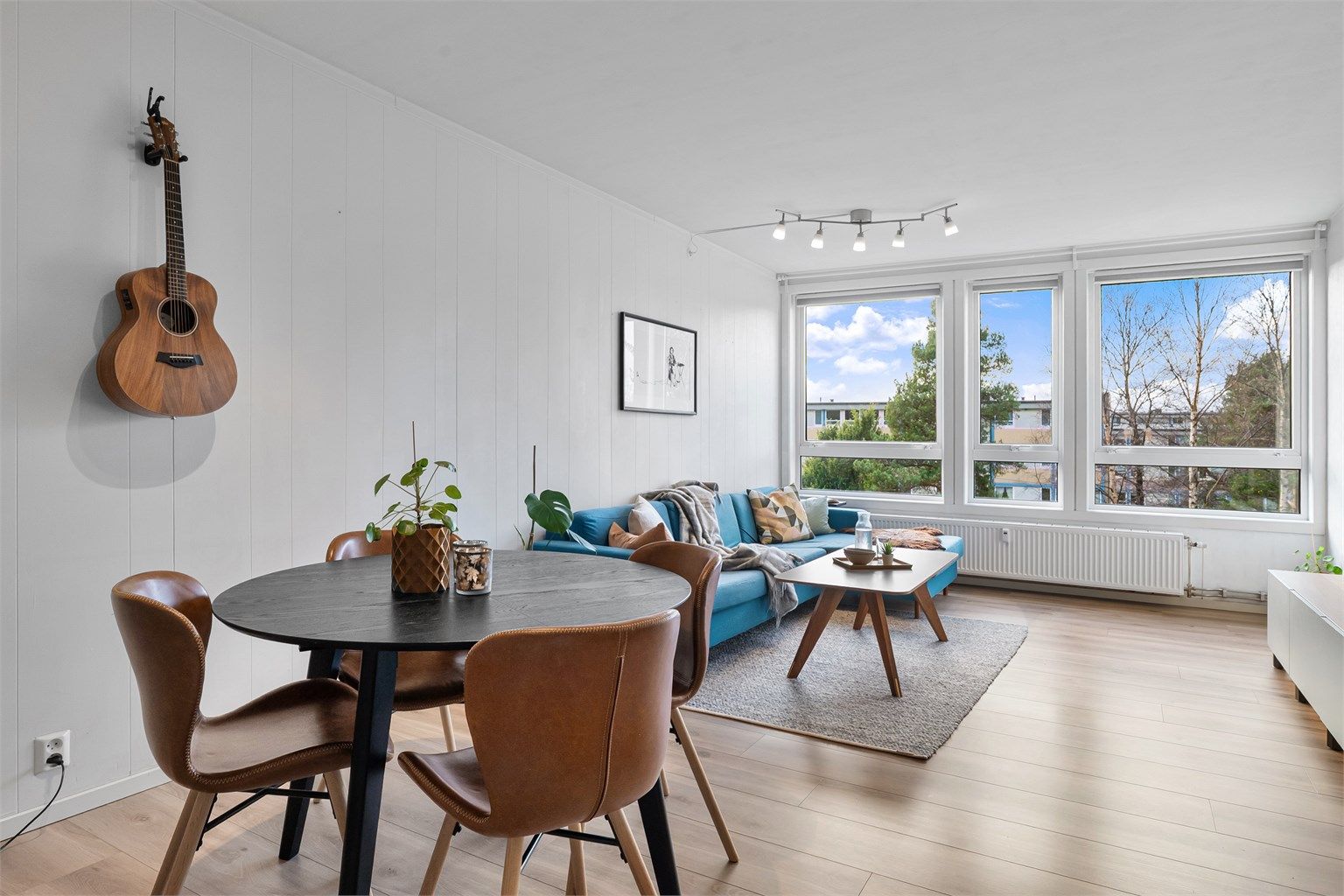 - De store vinduene gir mye naturlig lysinnslipp -