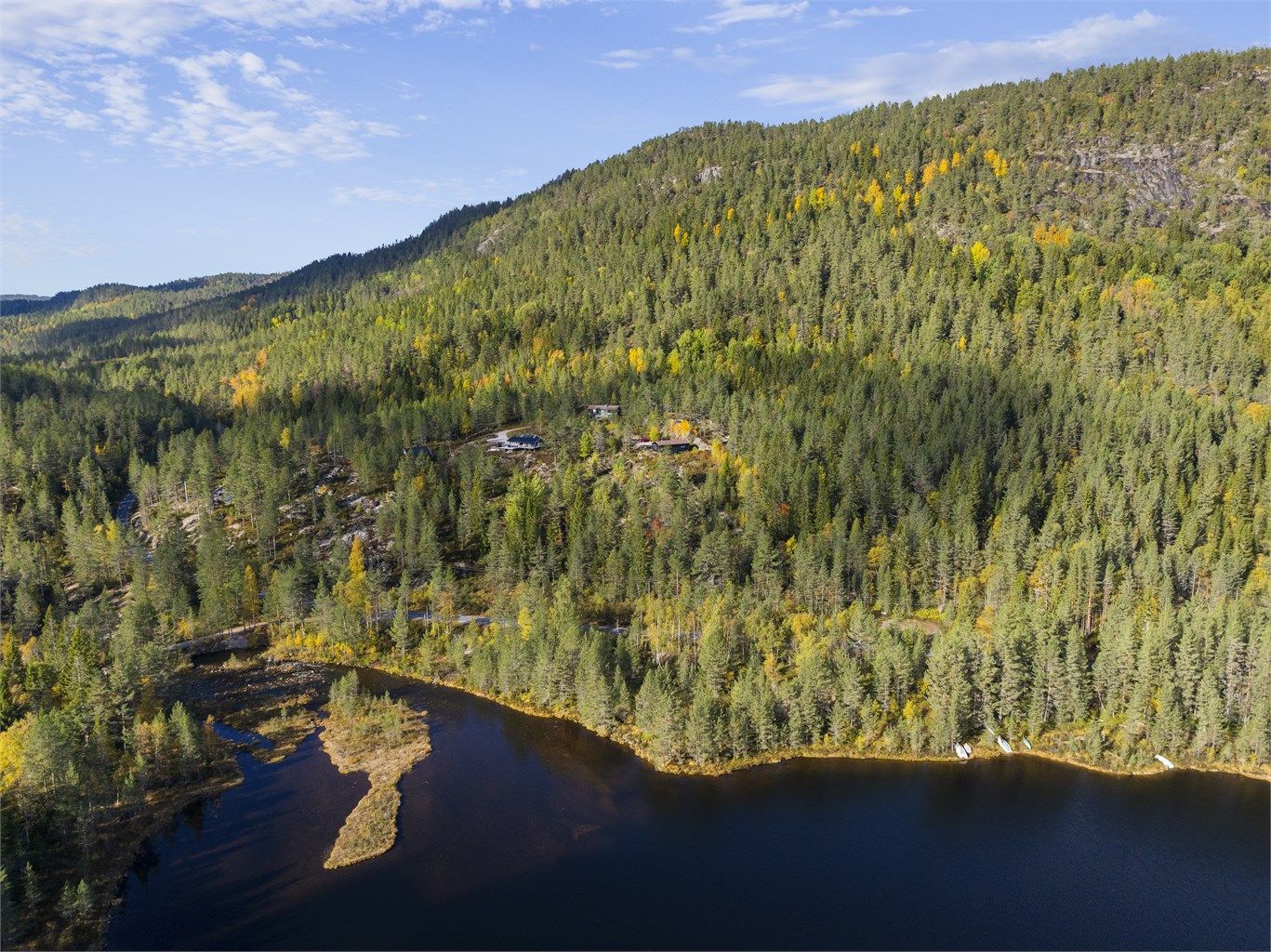 Vannet og skogsområdene i Gjøvdal gir fine rammer for friluftsliv, fiske og rekreasjon.