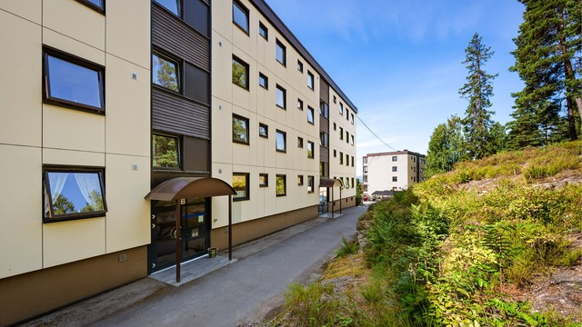 Felles overbygget inngangsparti med videre trappeadkomst til leilighetens etasjeplan (høy 1. etasje).