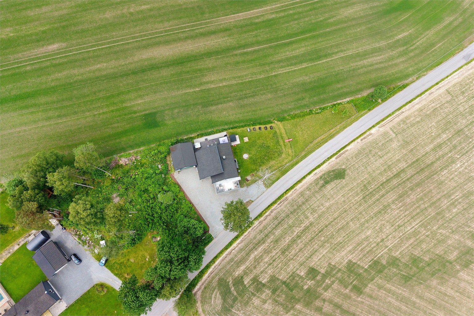 Stor tomt og flott hage