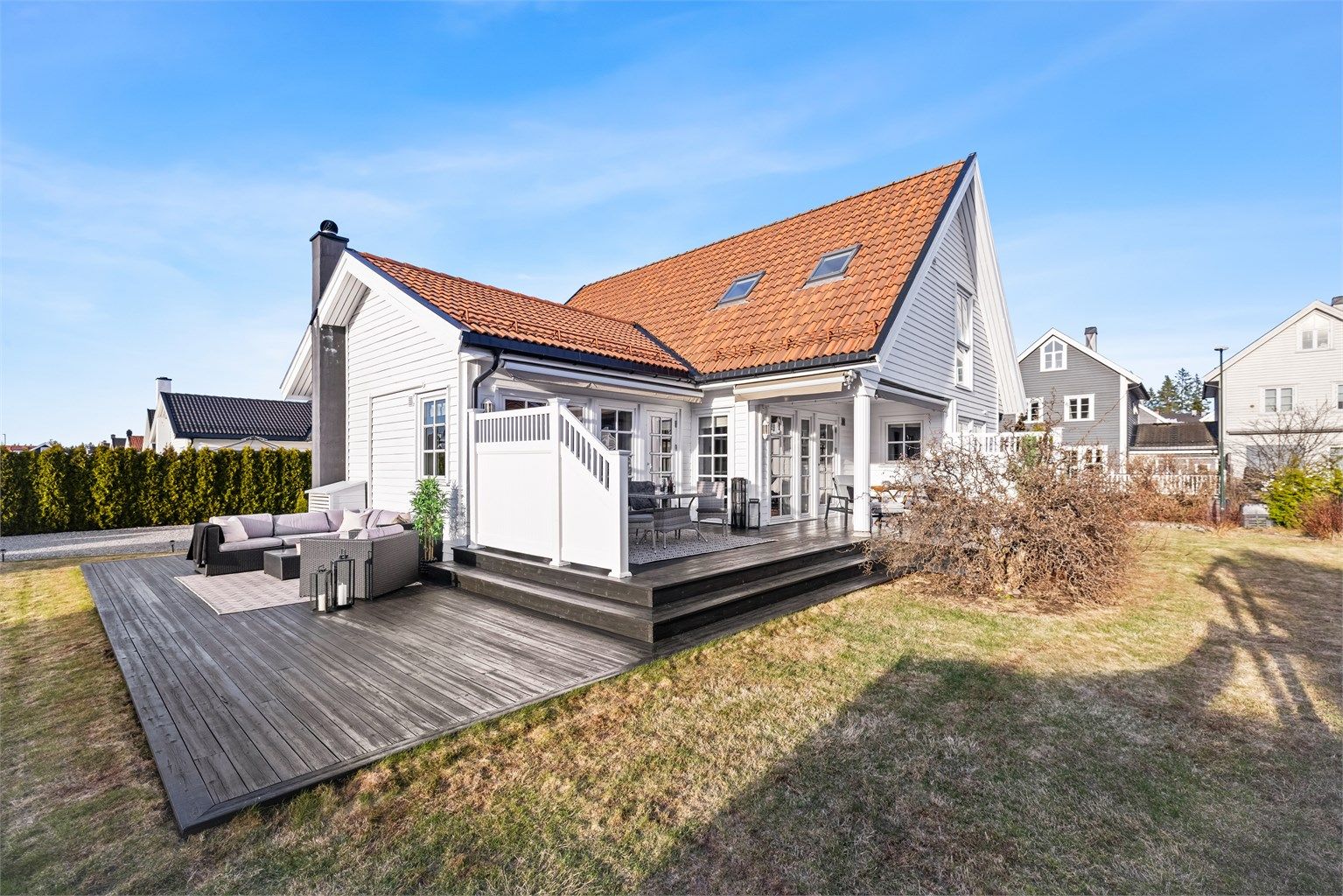 Fra stuen er det utgang til en stor terrasse på 74 m², som skaper en sømløs overgang mellom inne- og uterom