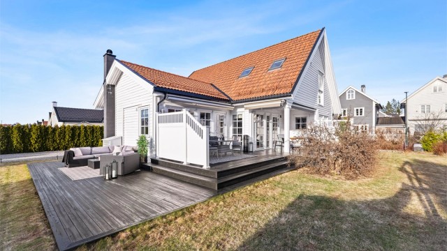 Fra stuen er det utgang til en stor terrasse på 74 m², som skaper en sømløs overgang mellom inne- og uterom