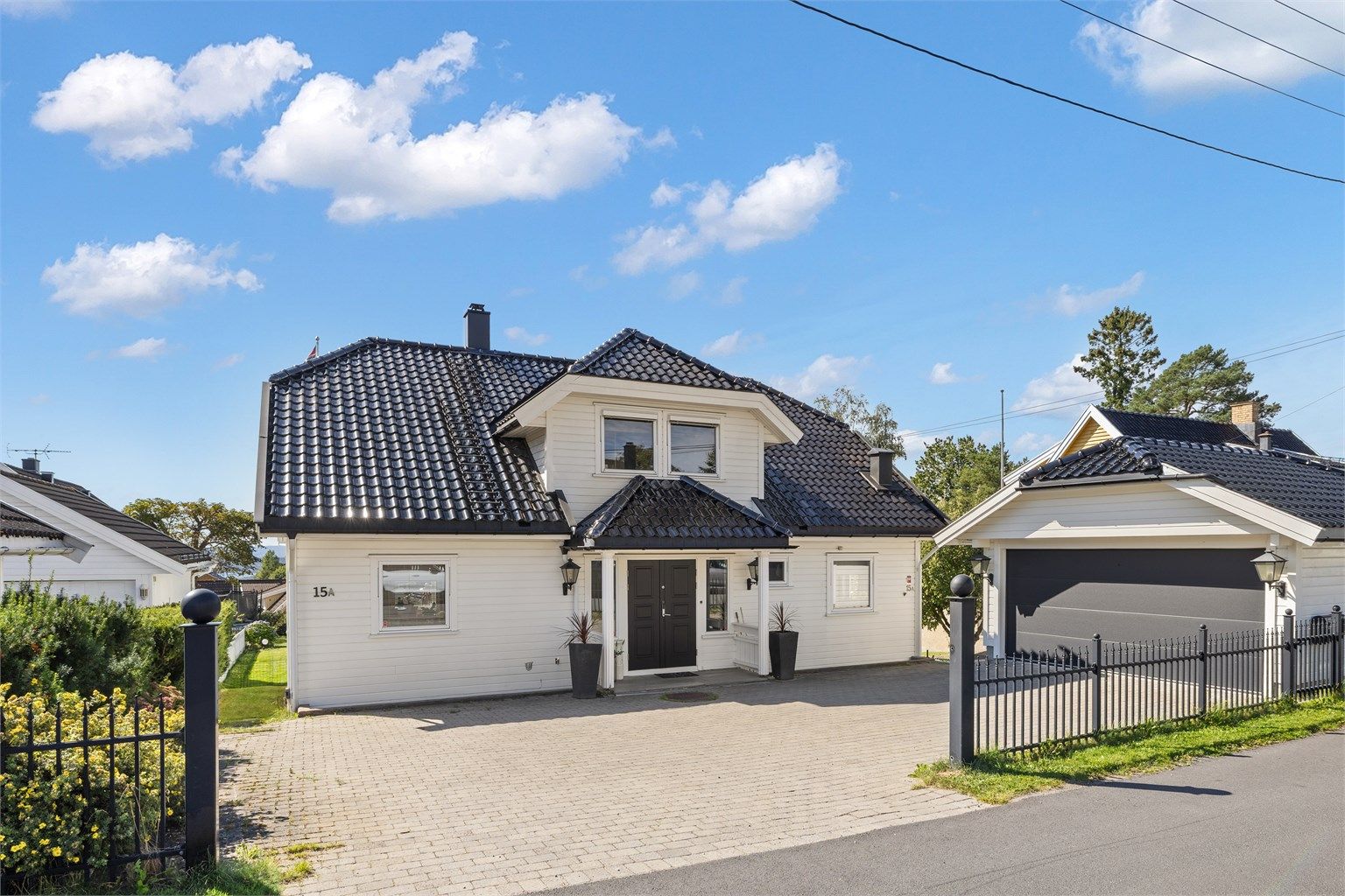 Velkommen til Granveien 15A - En solrik og flott villa på 299 kvm BRA-i med noe fjordutsikt, stor hage og dobbelgarasje