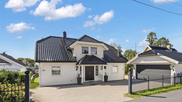 Velkommen til Granveien 15A - En solrik og flott villa på 299 kvm BRA-i med noe fjordutsikt, stor hage og dobbelgarasje