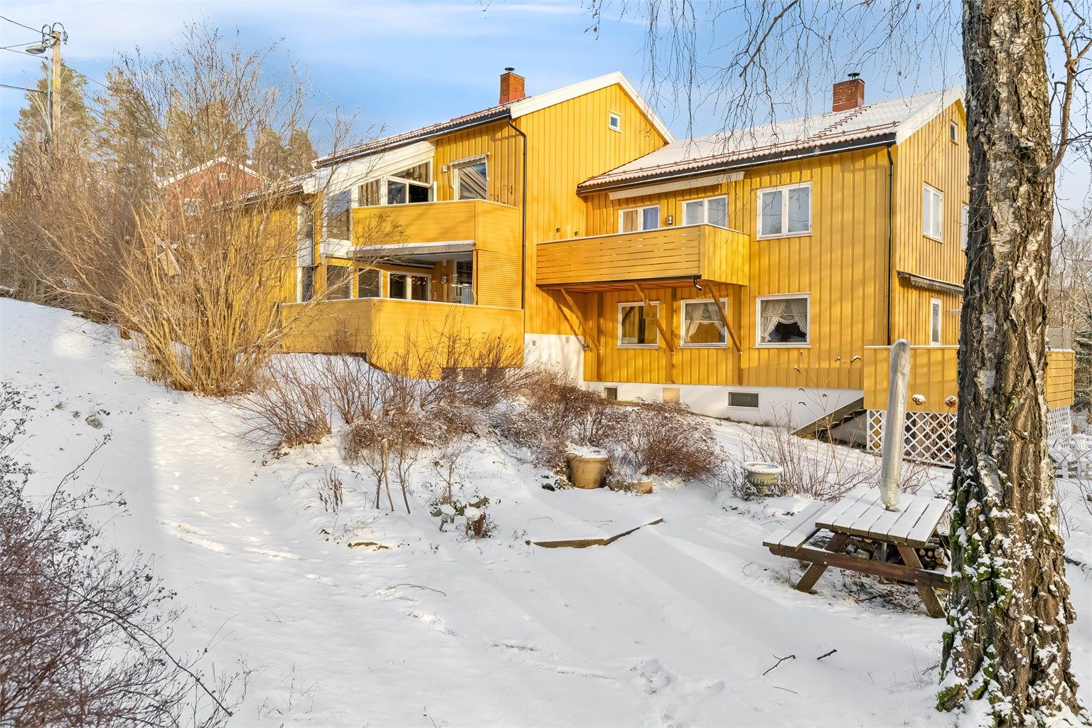 Det er gangavstand til Bekkestua sentrum med et komplett servicetilbud og gode transportmuligheter.