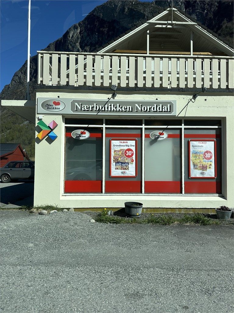 Nærbutikken Norddal ligger i gangavstand og dekker de daglige behovene.