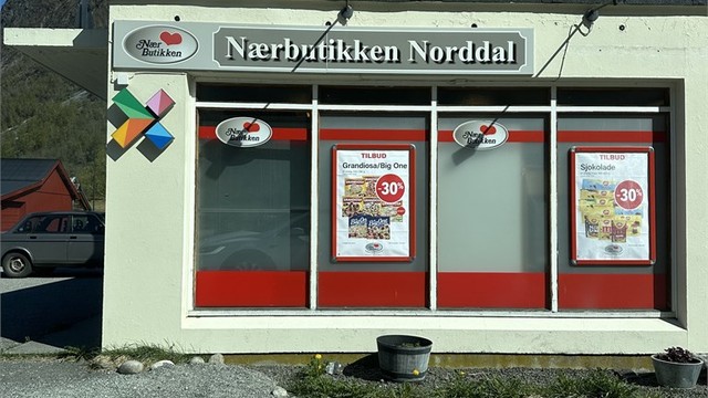 Nærbutikken Norddal ligger i gangavstand og dekker de daglige behovene.