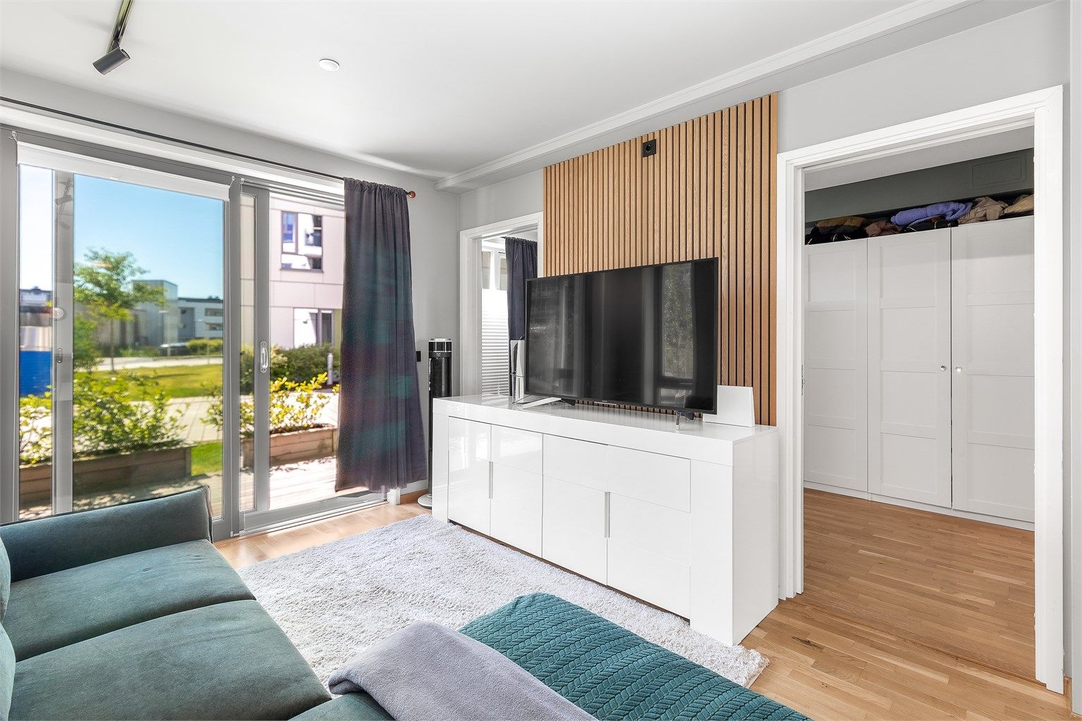 Leiligheten har store vinduer med mye naturlig lysinnfall