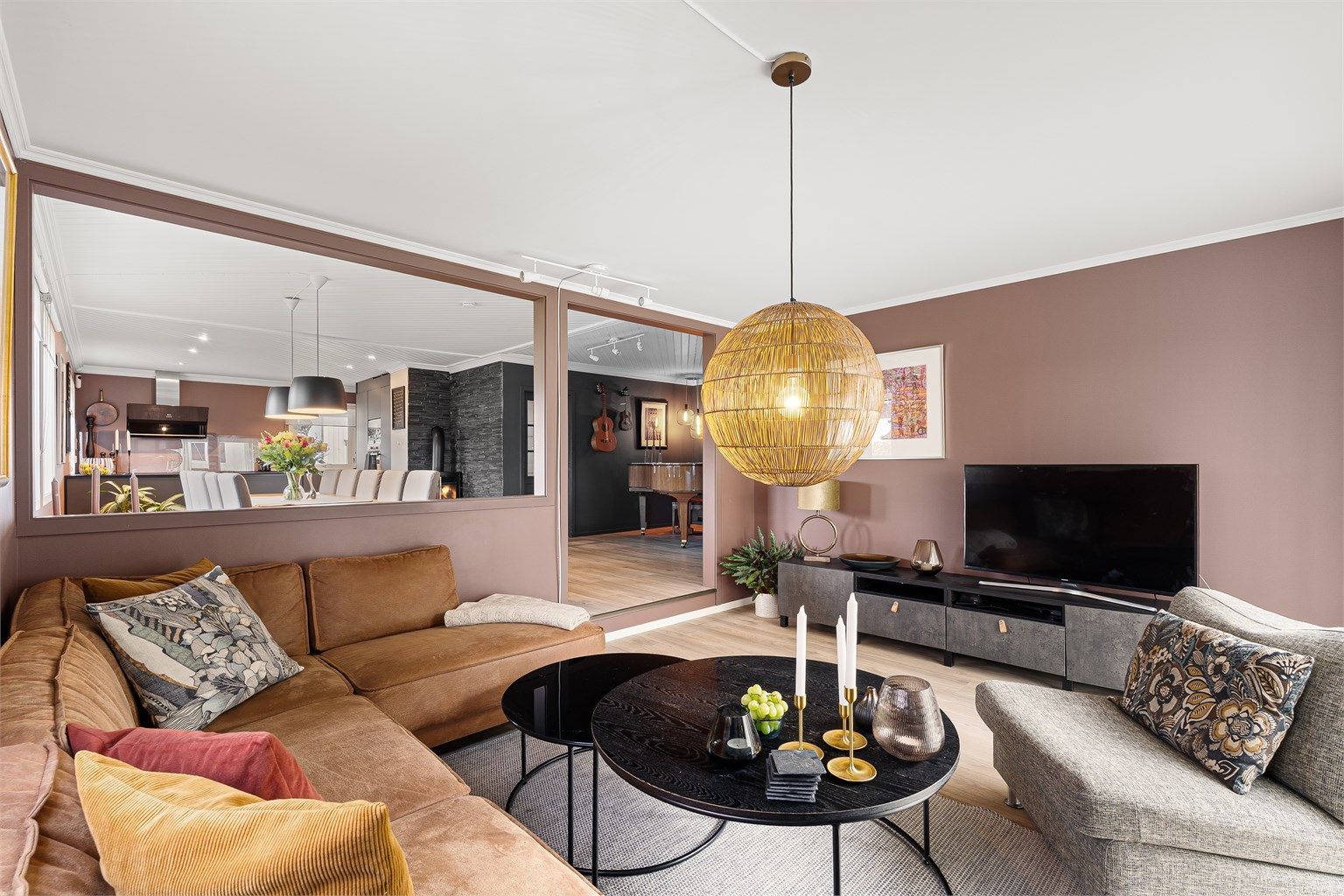 Stuen har god plass til en stor sofagruppe og mediemøbler.