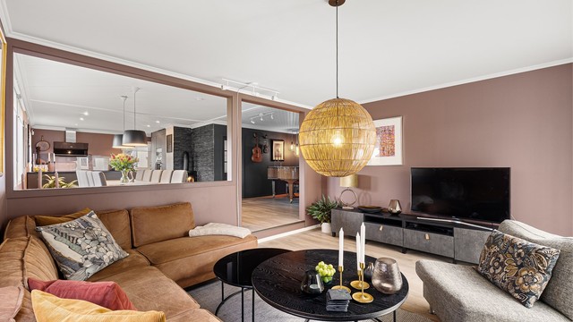 Stuen har god plass til en stor sofagruppe og mediemøbler.