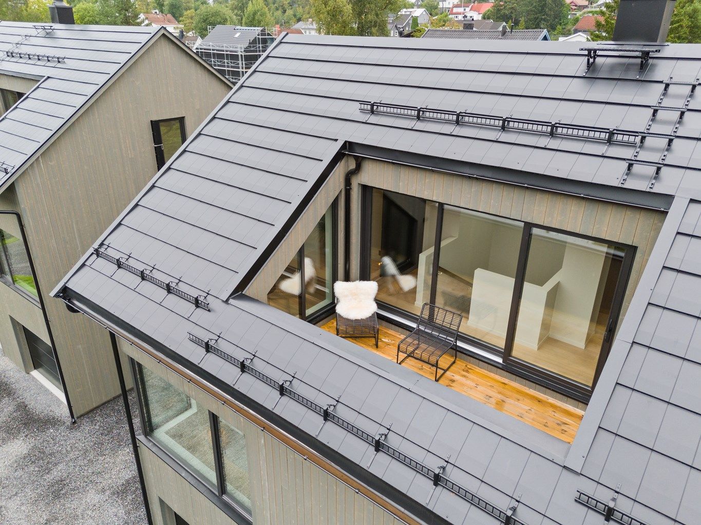 Solfylt skjermet takterrasse med gode solforhold.