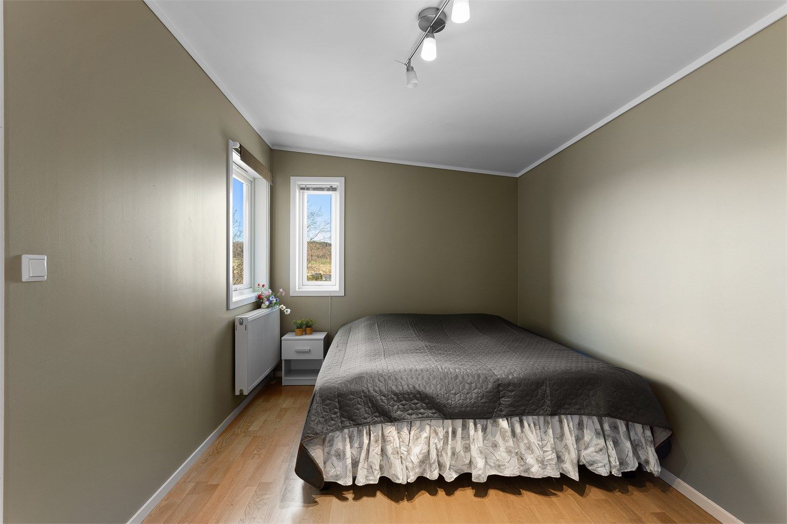 Hovedsoverommet har parkett på gulvet og god plass til dobbeltseng.