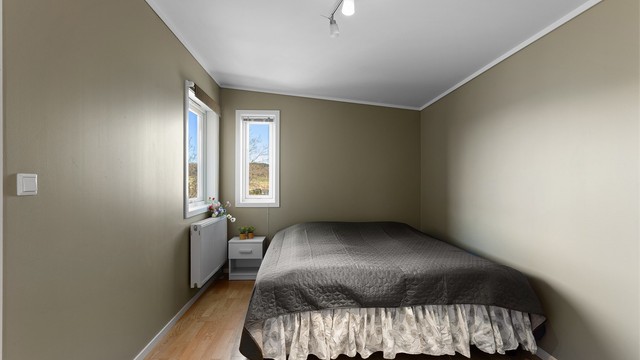 Hovedsoverommet har parkett på gulvet og god plass til dobbeltseng.