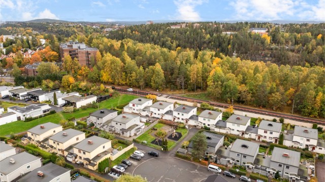 Fra boligen er det kort vei til Skullerud T-bane, Rustad skole og servicetilbud.