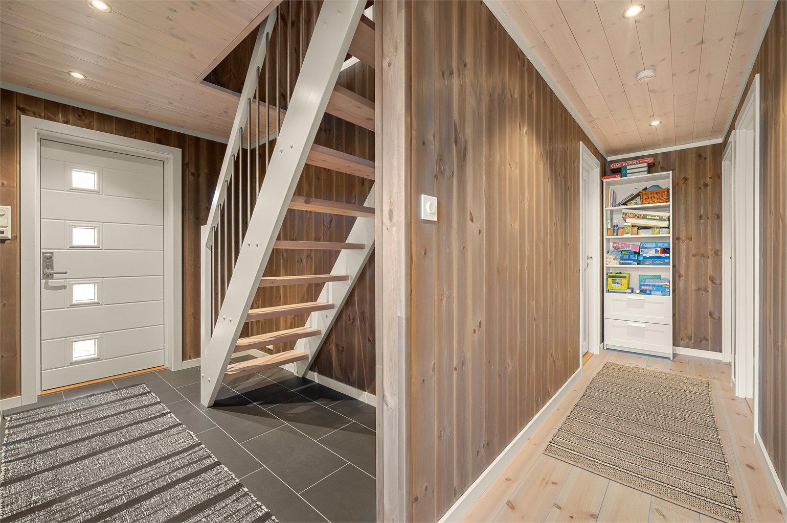 Praktisk gang med trapp til hemsen. I tillegg disponerer boligen to utvendige boder på til sammen 10,5 kvm med ytterligere lagringsmuligheter. 