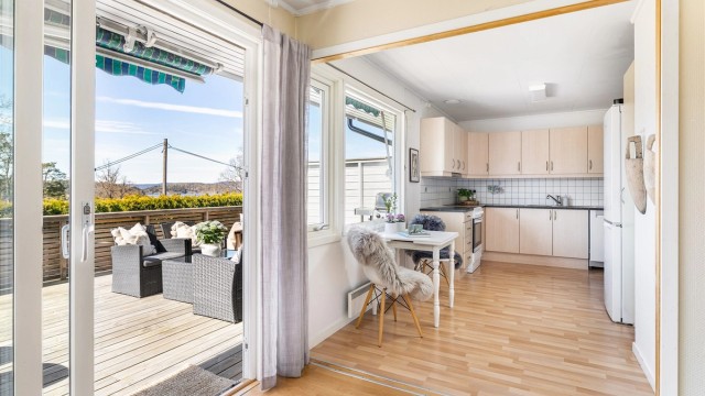 Kjøkkenet er i senere år åpnet mot stuen, noe som blant annet gjør det meget enkelt å ta måltidene med ut i solen på terrassen.