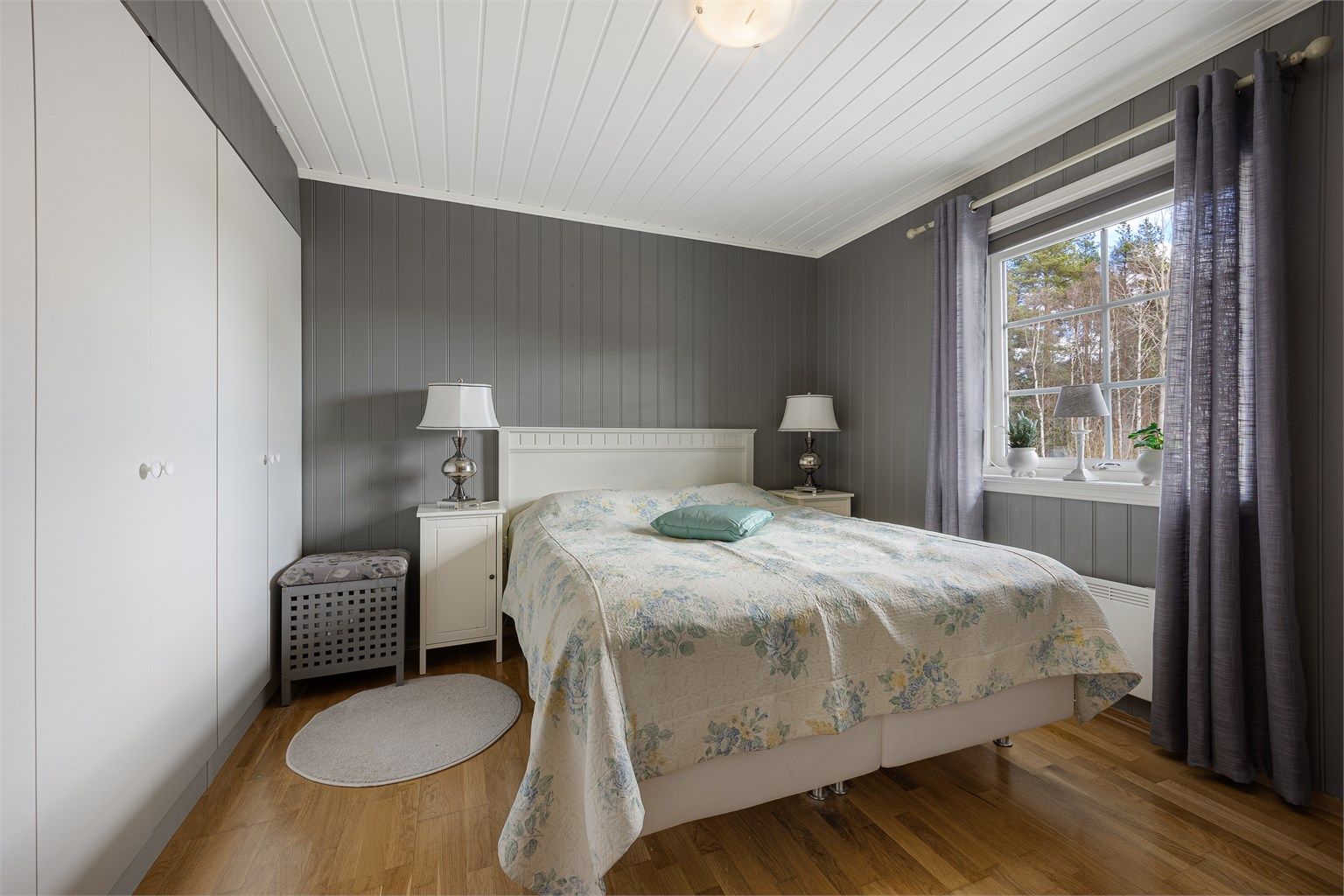 Hovedsoverommet har god plass til dobbeltseng og garderobeskap. Rommet har parkett på gulv og panel på veggene.