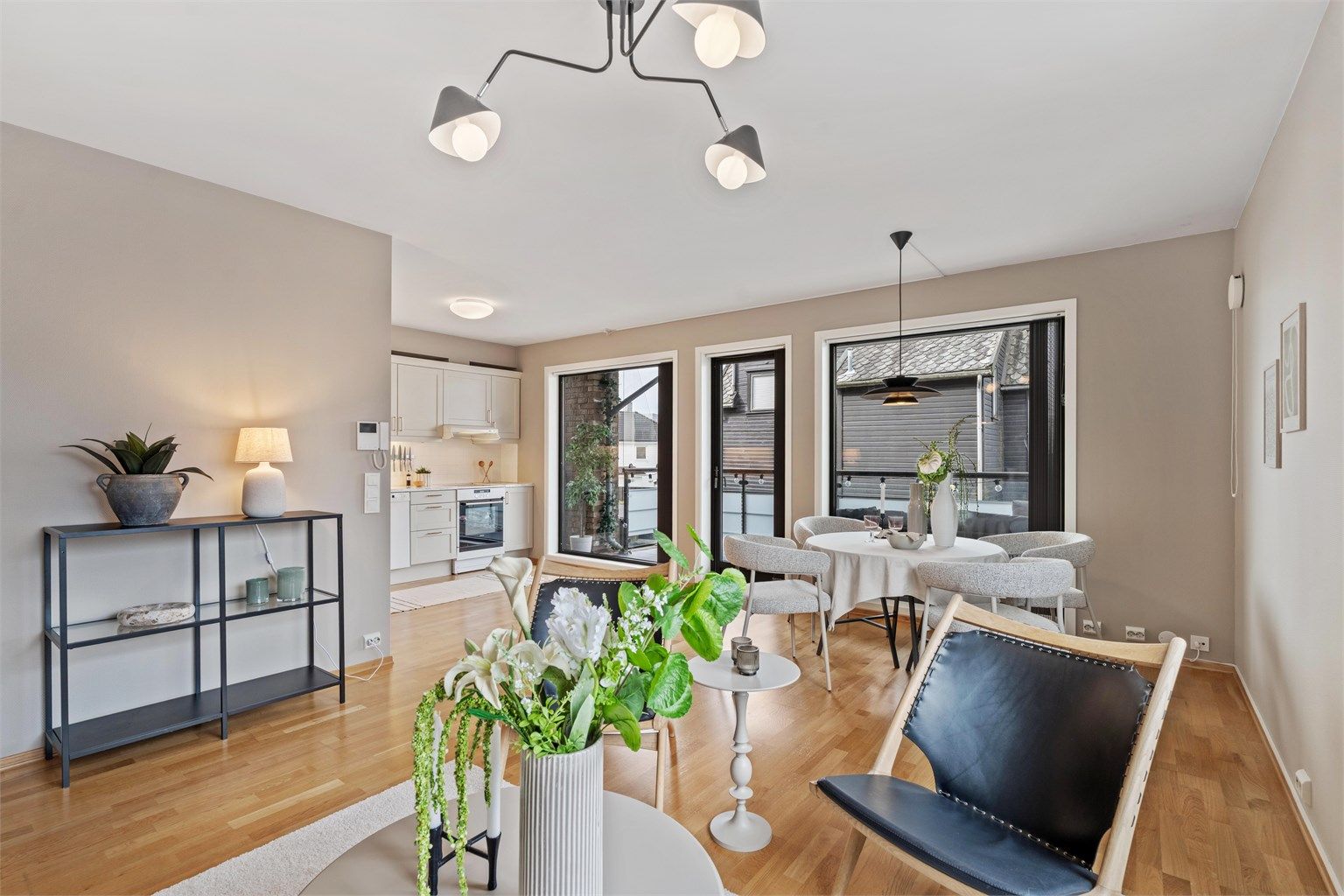 Stuen er et lyst og innbydende rom, med parkett på gulvet og plass til både sittegruppe og spisebord.