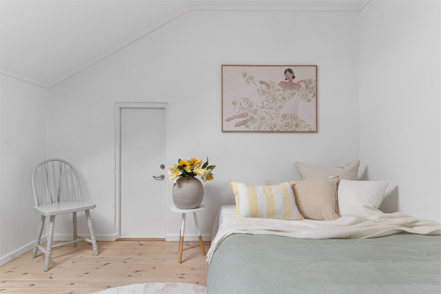 - Meget god plass til ønsket soveromsmøblering -